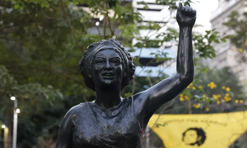 Buraco do Lume: PSOL vai ao MP contra construção de prédio autorizada pela Prefeitura 61 Buraco do Lume, no Centro, abriga a estátua de Marielle Franco e segue como ponto de encontro de movimentos sociais e manifestações.