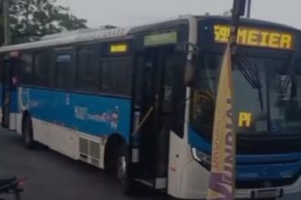 Ônibus foram usados como barricadas durante o tiroteio.