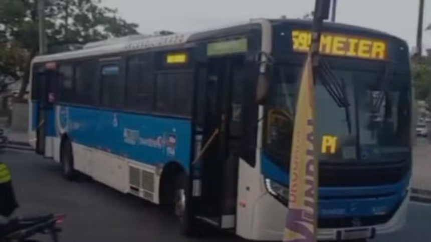 Ônibus foram usados como barricadas durante o tiroteio.