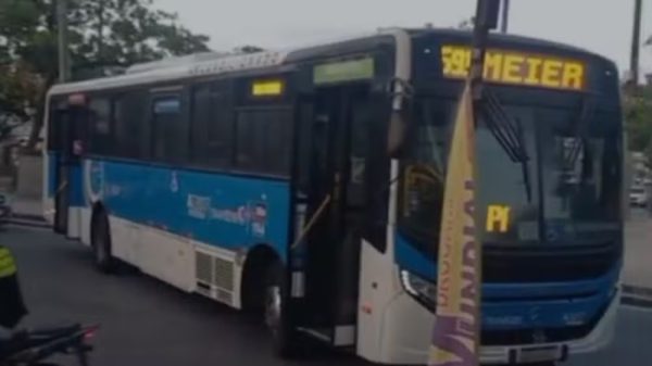 Ônibus foram usados como barricadas durante o tiroteio.