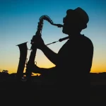Músico tocava saxofone na varanda durante a Covid 19
