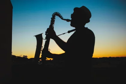 Músico tocava saxofone na varanda durante a Covid 19