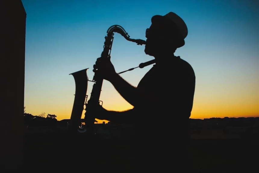 Músico tocava saxofone na varanda durante a Covid 19