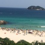 As obras no entorno da guarderia de windsurf localizada na Praia do Pepê devem ser interrompidas imediatamente.