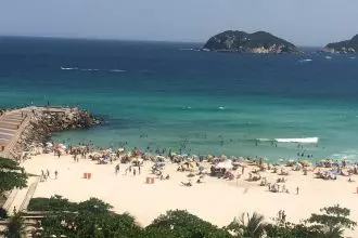 As obras no entorno da guarderia de windsurf localizada na Praia do Pepê devem ser interrompidas imediatamente.