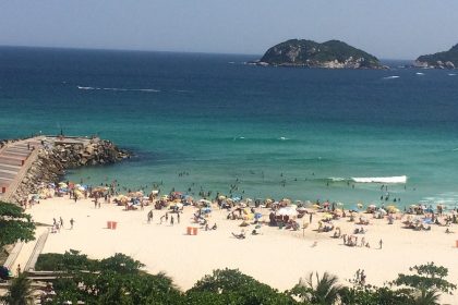 As obras no entorno da guarderia de windsurf localizada na Praia do Pepê devem ser interrompidas imediatamente.