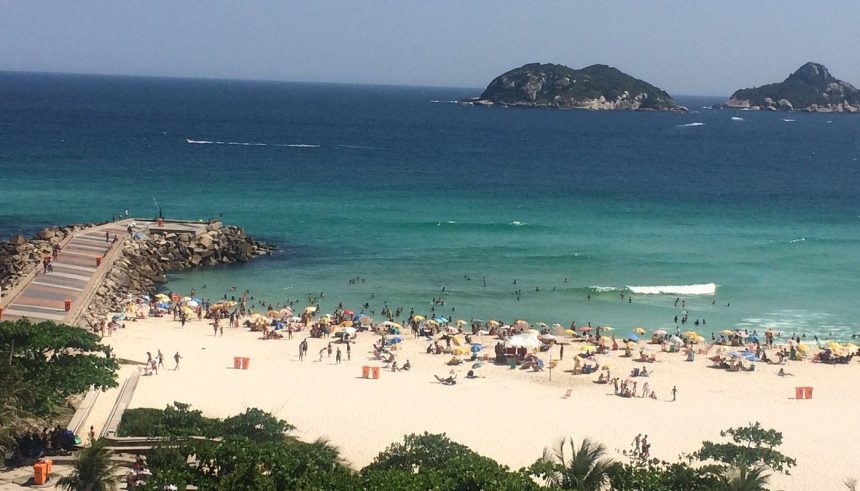 As obras no entorno da guarderia de windsurf localizada na Praia do Pepê devem ser interrompidas imediatamente.
