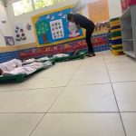Vídeos gravados por funcionárias da escola mostram a professora agredindo as crianças enquanto descansavam em sala de aula.