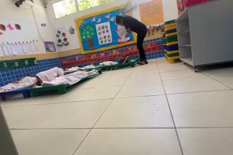 Vídeos gravados por funcionárias da escola mostram a professora agredindo as crianças enquanto descansavam em sala de aula.