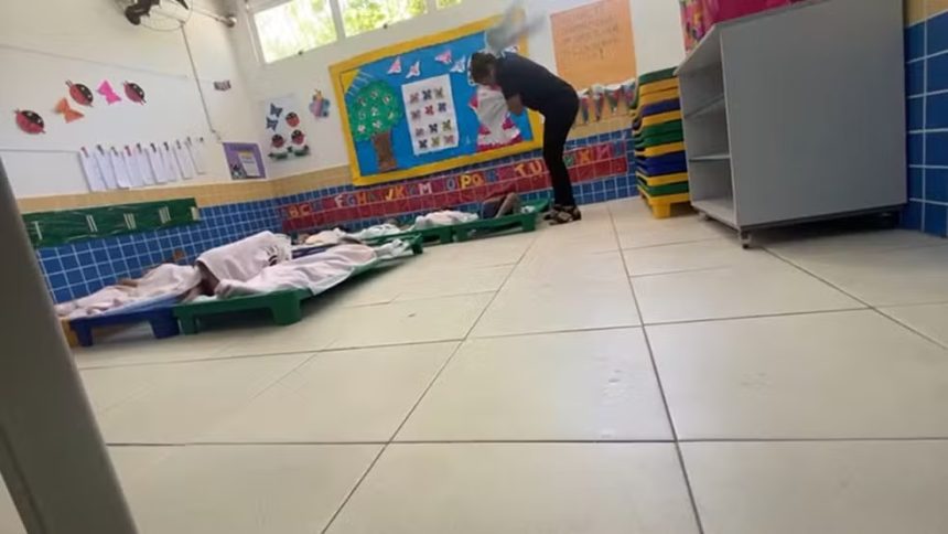 Vídeos gravados por funcionárias da escola mostram a professora agredindo as crianças enquanto descansavam em sala de aula.