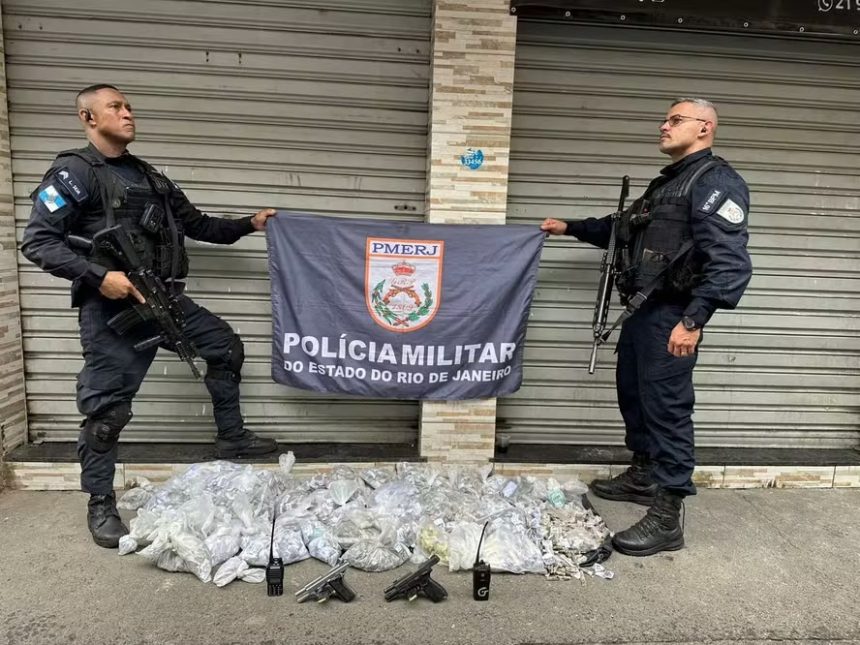 PMs apreenderam armas e rádios comunicadores durante operação no Quitungo, na Zona Norte do Rio