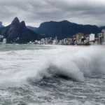 O fim de semana chuvoso com alerta de ressaca da Marinha, a partir da noite de sábado.