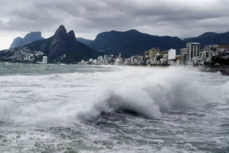 O fim de semana chuvoso com alerta de ressaca da Marinha, a partir da noite de sábado.