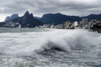 O fim de semana chuvoso com alerta de ressaca da Marinha, a partir da noite de sábado.
