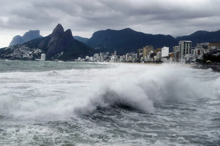O fim de semana chuvoso com alerta de ressaca da Marinha, a partir da noite de sábado.
