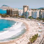A Praia de Copacabana simboliza o Rio, que foi premiado como melhor destino da América do Sul, no 'Oscar do Turismo'