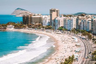 A Praia de Copacabana simboliza o Rio, que foi premiado como melhor destino da América do Sul, no 'Oscar do Turismo'