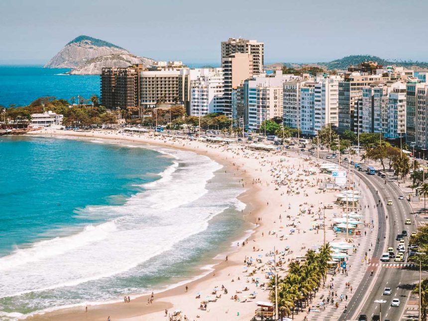 A Praia de Copacabana simboliza o Rio, que foi premiado como melhor destino da América do Sul, no 'Oscar do Turismo'