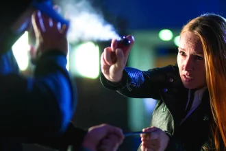 Spray de defesa pessoal poderá ser vendido em farmácias e distribuído gratuitamente a vítimas com medida protetiva.