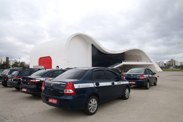 Táxis em operação no município de Niterói no Caminho Niemeyer, no Centro