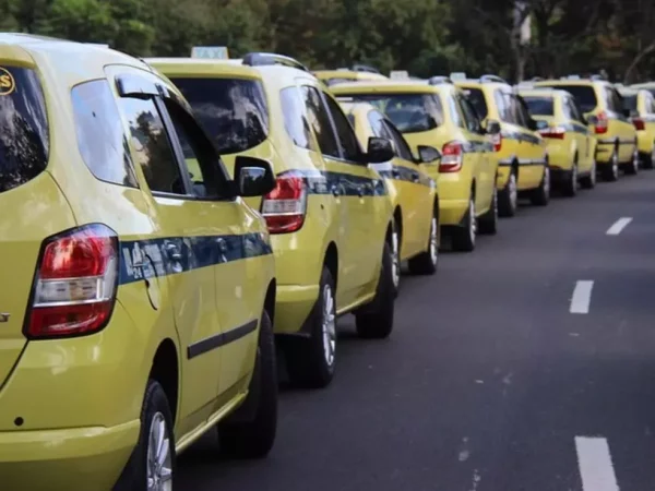Proposta que aumenta o número de táxis no Rio é aprovada pela Câmara Municipal