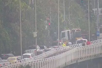 Muro desaba na Avenida Niemeyer e causa retenções na região; não há feridos 62 transito niemeyer