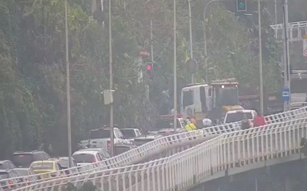 Muro desaba na Avenida Niemeyer e causa retenções na região; não há feridos