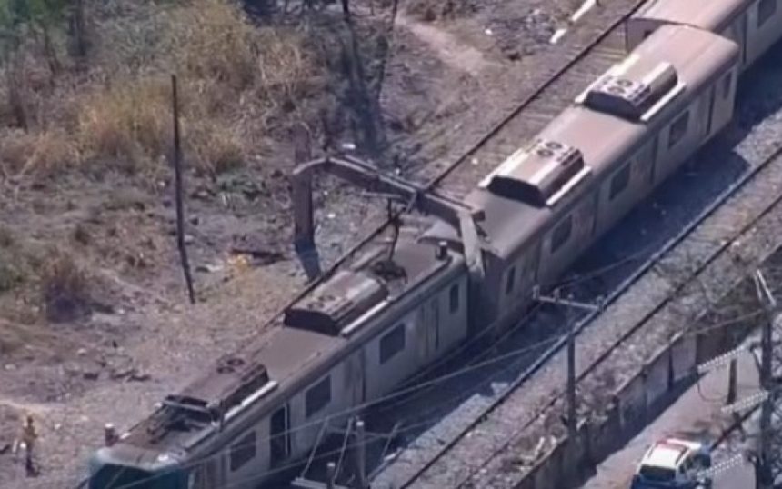 Técnicos da SuperVia trabalham no local para restabelecer a circulação nos trechos entre as estações de Rocha Miranda e Costa Barros