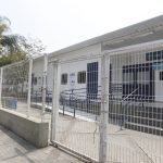 Policiamento segue reforçado em frente À UPA de Costa Barros enquanto a unidade não é reaberta.
