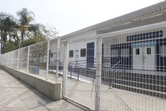 Policiamento segue reforçado em frente À UPA de Costa Barros enquanto a unidade não é reaberta.