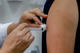 Secretaria de Saúde quer aproveitar as 10 mil doses armazenadas que estão prestes a vencer.
