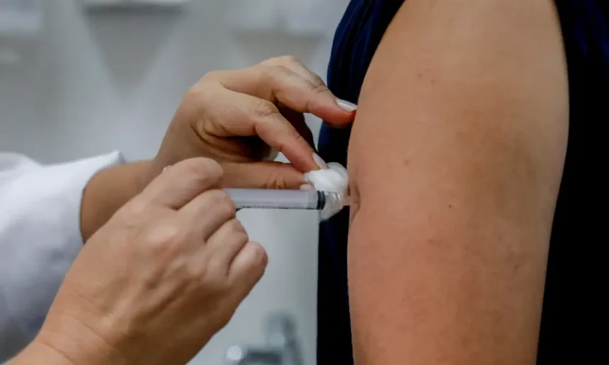 Secretaria de Saúde quer aproveitar as 10 mil doses armazenadas que estão prestes a vencer.