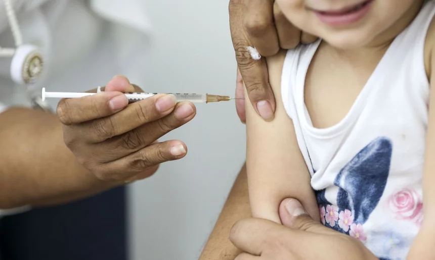 A campanha de multivacinação atenderá crianças e adolescentes menores de 15 anos de idade