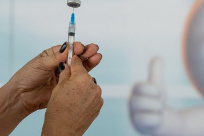 Secretaria de Saúde prorrogou até o dia 8 de novembro a vacinação de crianças e adolescentes até 15 anos .