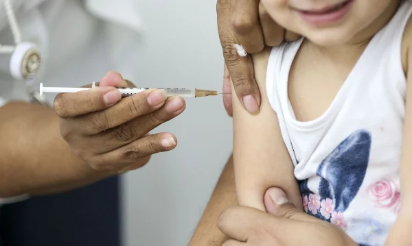 A campanha de multivacinação atenderá crianças e adolescentes menores de 15 anos de idade