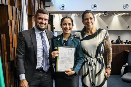 A tenente Kelly Patrícia ao lado da deputada Índia Armelau e do presidente da Alerj, Rodrigo Bacellar.