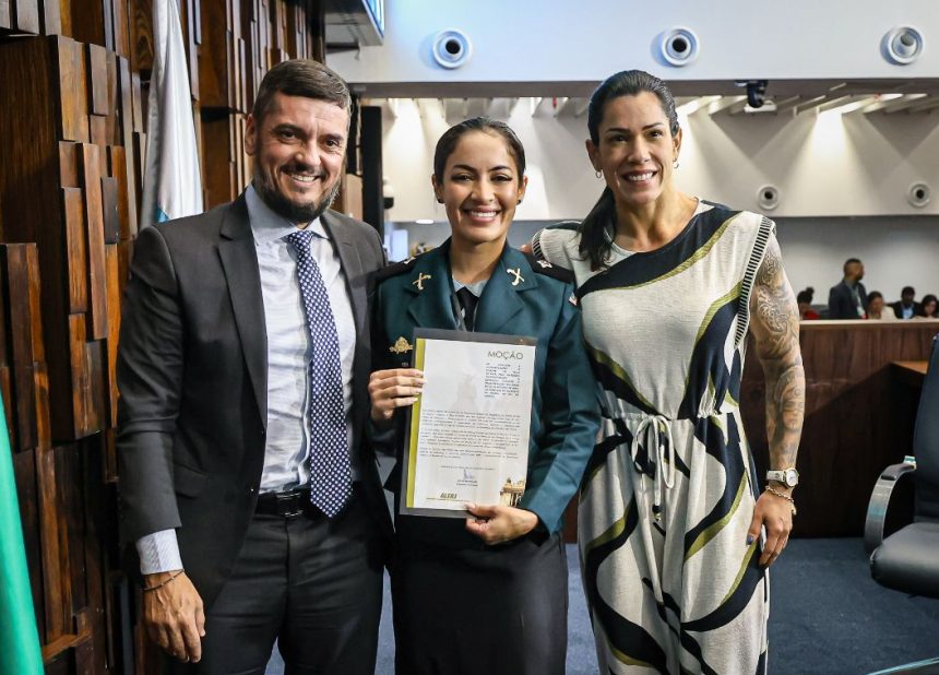A tenente Kelly Patrícia ao lado da deputada Índia Armelau e do presidente da Alerj, Rodrigo Bacellar.