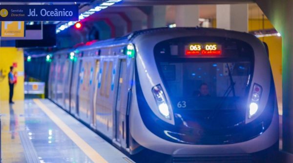 Trem do metrô parado em plataforma