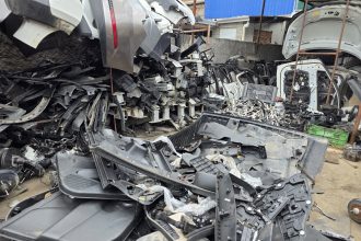 Deputados da CPI das Câmeras estouram pátio em Nova Iguaçu usado para desmanche de carros roubados