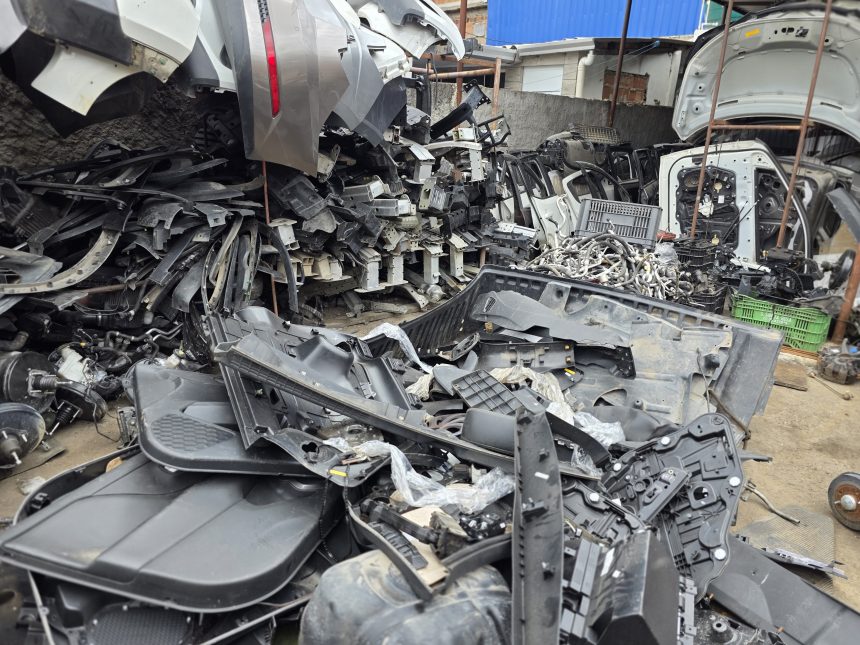 Deputados da CPI das Câmeras estouram pátio em Nova Iguaçu usado para desmanche de carros roubados