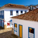 Centro Histórico de Paraty terá estacionamentos irregulares removidos por ordem da Justiça.