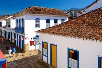 Centro Histórico de Paraty terá estacionamentos irregulares removidos por ordem da Justiça.