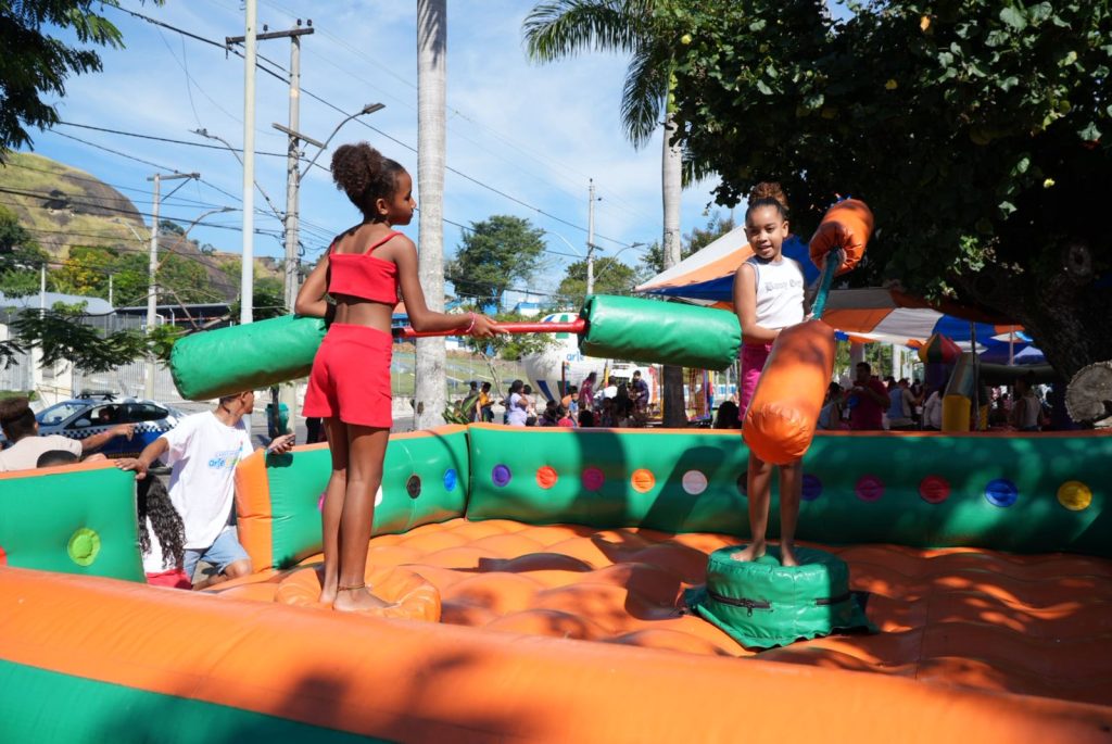 Crianças brincam em aparelho
