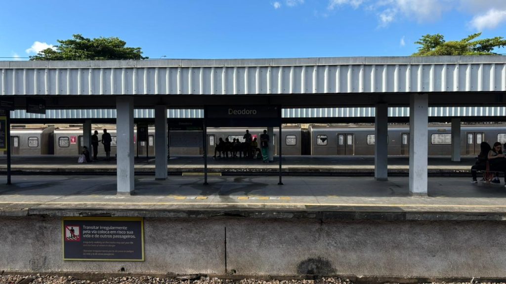Plataforma da estação da Supervia em Deodoro