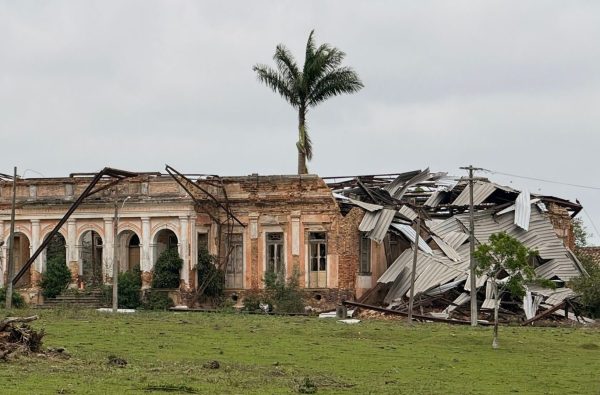 Solar da Fazenda Mandiquera, em Quissamã, tombado pelo estado e hoje em avançado estado de deterioração.