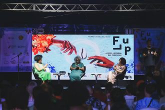 Mesa de debate em evento da Flup