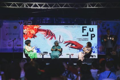 Mesa de debate em evento da Flup