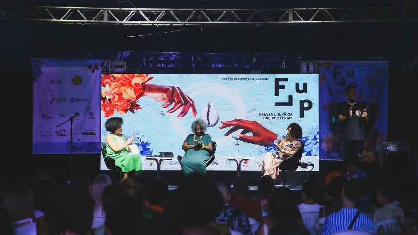 Mesa de debate em evento da Flup