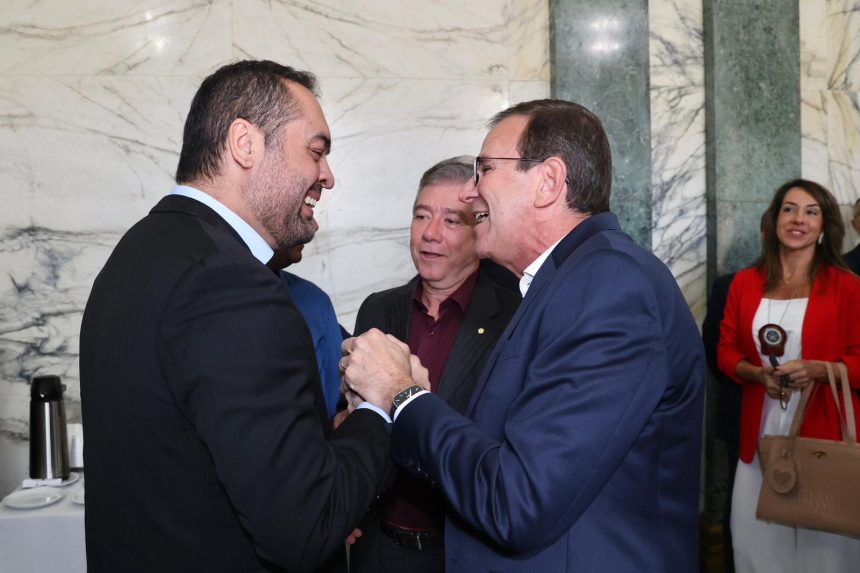 Clima de "só love" entre Castro e Paes chamou a atenção do grupo de prefeitos durante o encontro no Palácio Guanabara