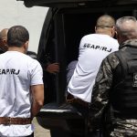 Governo estadual solicitou transferência de dez detentos acusados de liderar o Comando Vermelho; sete deles foram escoltados até o Galeão nesta quarta (12)